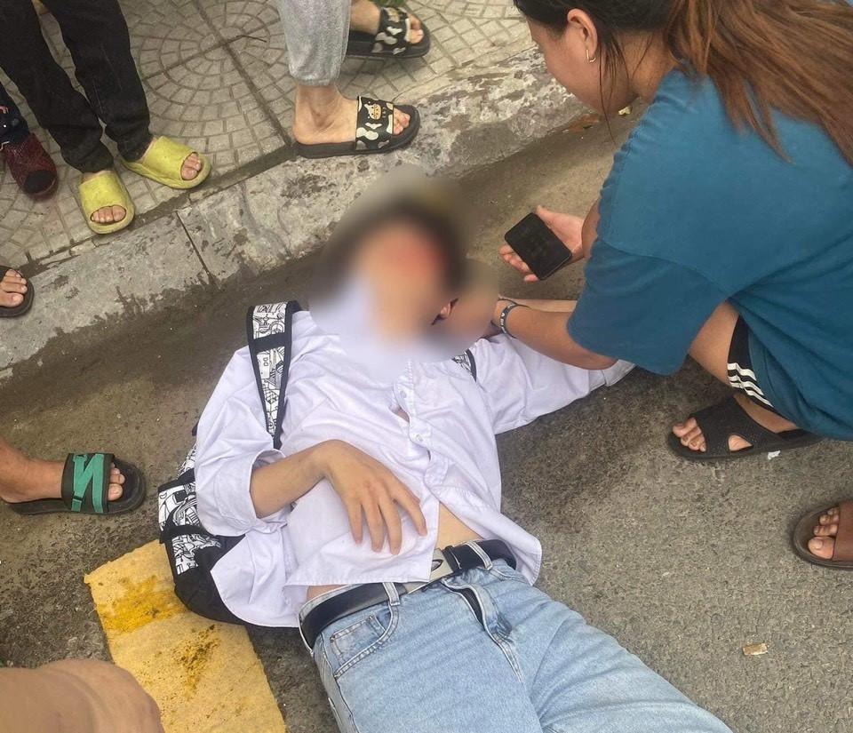 Kinh hoàng nam sinh bị nhóm người cầm gậy vụt gục bên đường-2