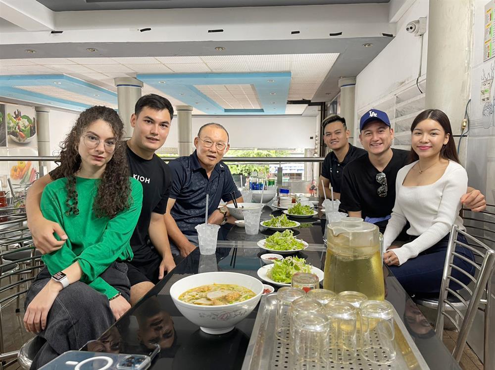 Ảnh nét căng thủ môn Đặng Văn Lâm hẹn hò với nữ PT nóng bỏng-1