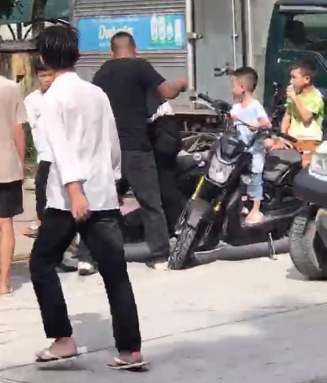 Gã đàn ông đấm liên tiếp vào mặt học sinh lớp 7 ngay cổng trường-2