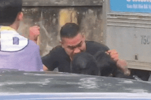 Gã đàn ông đấm liên tiếp vào mặt học sinh lớp 7 ngay cổng trường-1