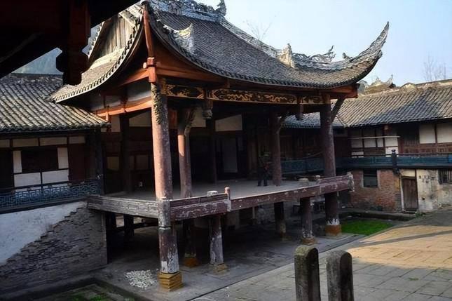 Lộc không vào cửa khẩn, phúc không vào cửa hông nghĩa là gì?-2