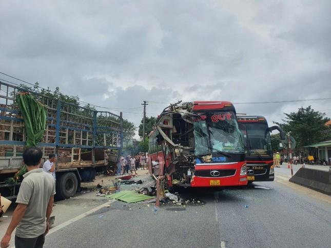 Tai nạn liên hoàn trên quốc lộ 1A, nhiều người thương vong-1