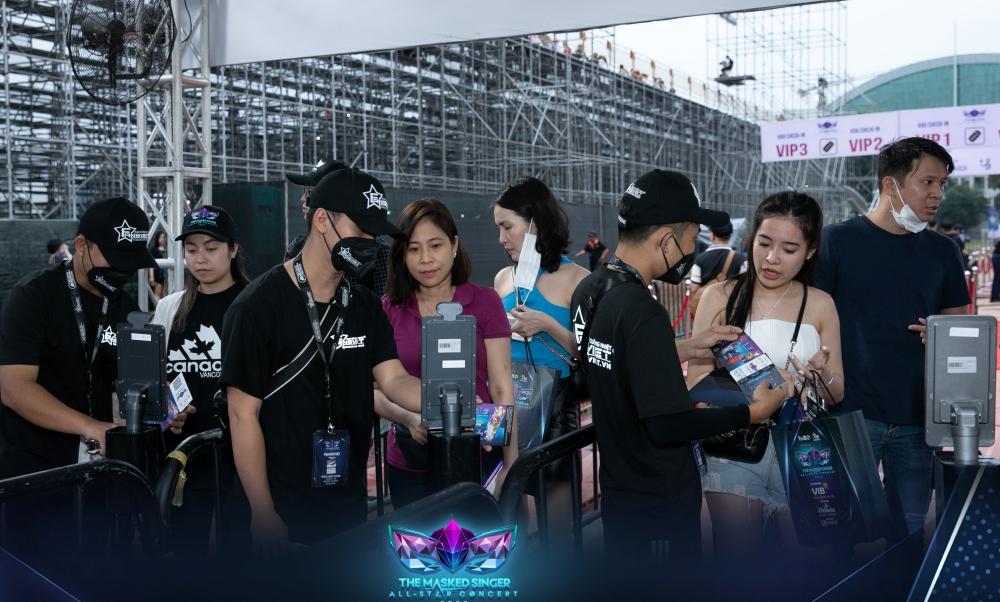 The Masked Singer Concert: Khán giả VIP la ó vì mất tầm nhìn-1