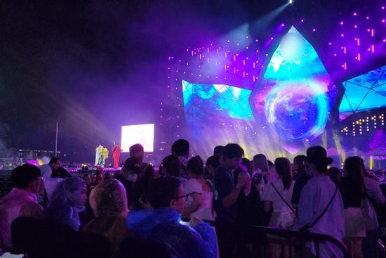 The Masked Singer Concert: Khán giả VIP la ó vì mất tầm nhìn