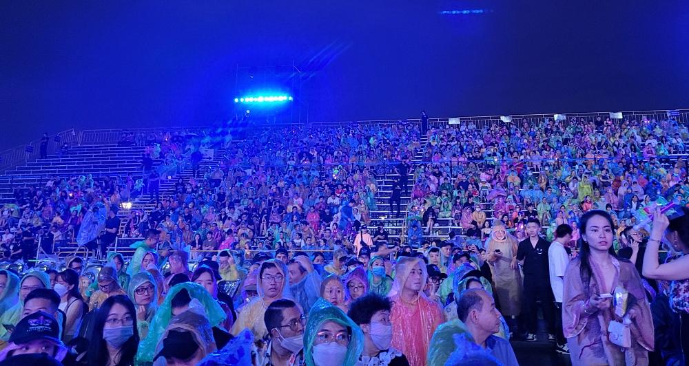 The Masked Singer Concert: Khán giả VIP la ó vì mất tầm nhìn-2