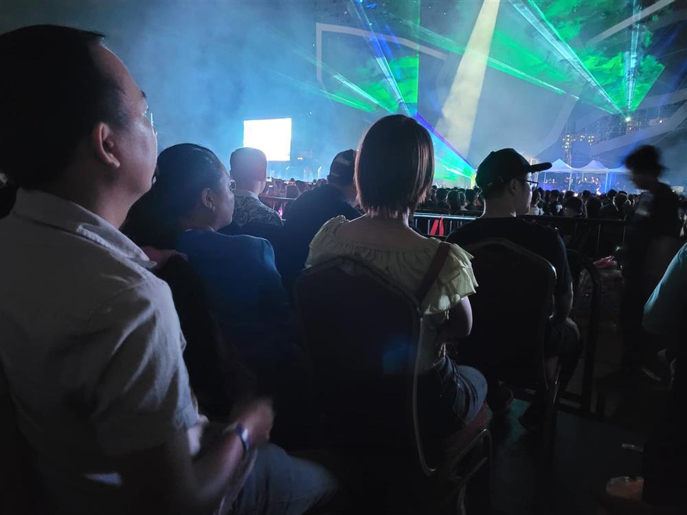 The Masked Singer Concert: Khán giả VIP la ó vì mất tầm nhìn-5