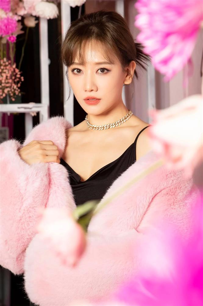 Hari Won sai quy định khi để mái, makeup lồng lộn chụp chứng minh thư?-7