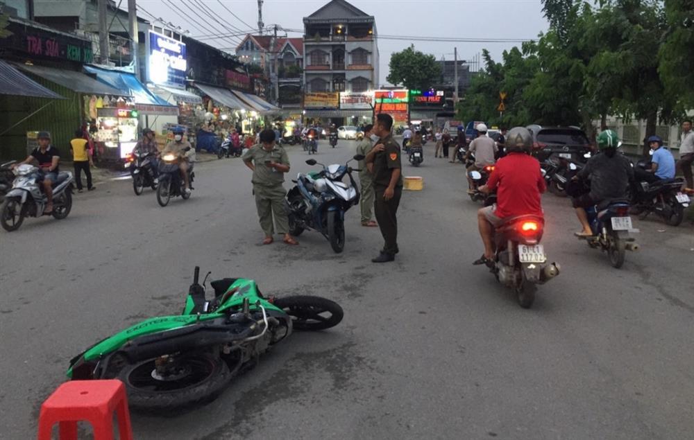 Một người đi đường bất ngờ bị đâm tới tấp, gục trên vũng máu-1