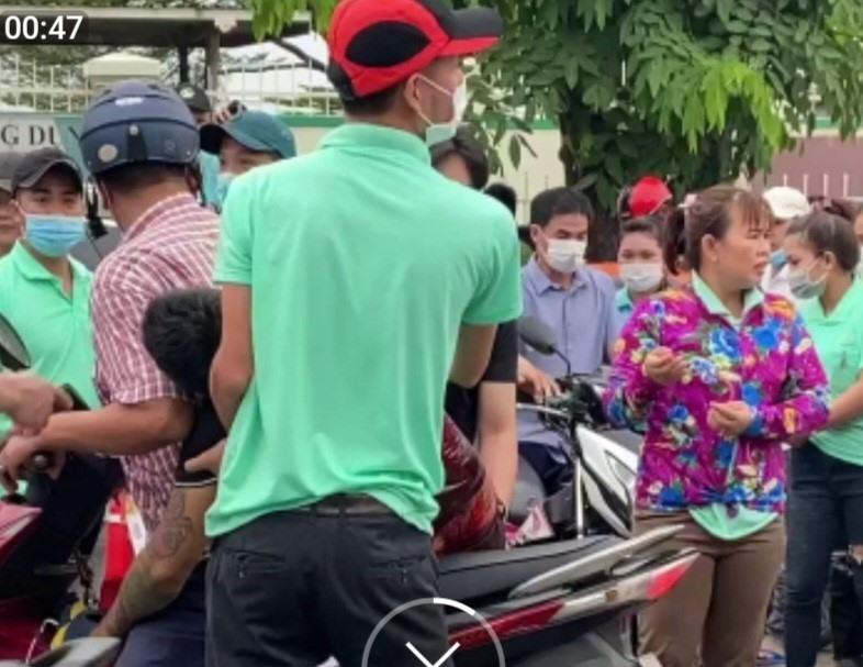 Một người đi đường bất ngờ bị đâm tới tấp, gục trên vũng máu-2