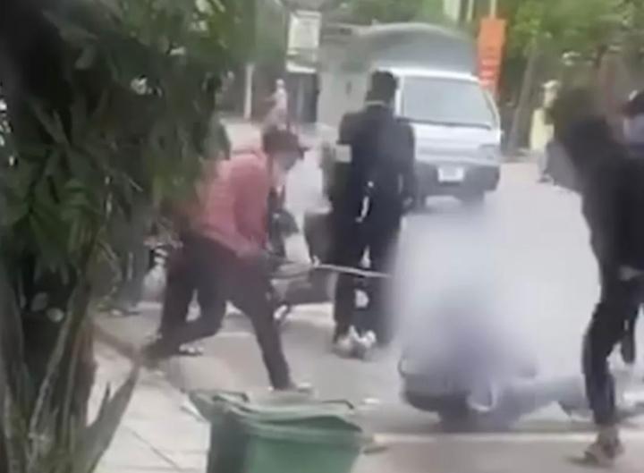 Bắt kẻ cầm gậy sắt vụt nam sinh lớp 11 gục ngay cổng trường-2