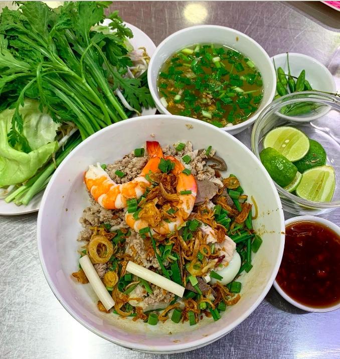 Huy Trần lái motor chở Ngô Thanh Vân đi ăn hủ tíu đêm-2