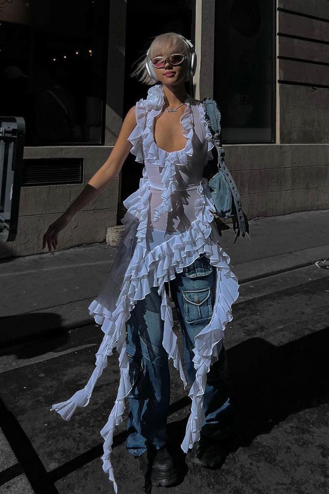 Kiểu đầm rách rưới mỏng dính được sao Việt lăng xê-5