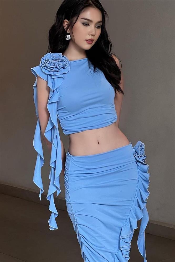 Kiểu đầm rách rưới mỏng dính được sao Việt lăng xê-6