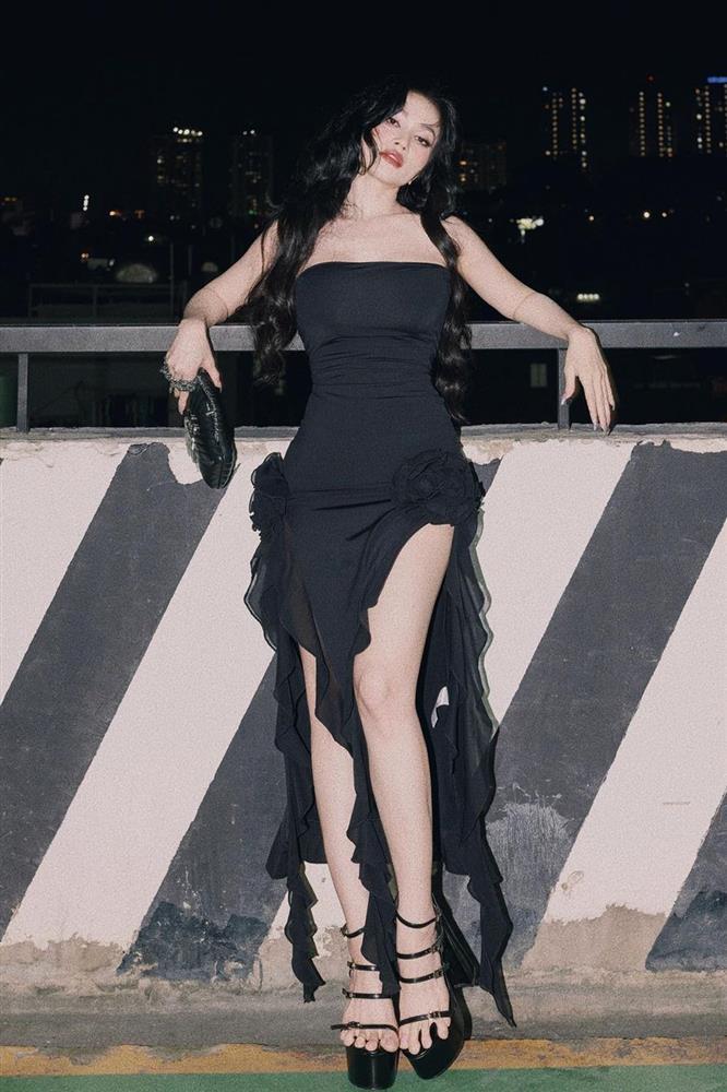 Kiểu đầm rách rưới mỏng dính được sao Việt lăng xê-7