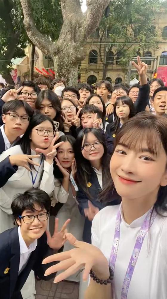 Lê Bống về thăm trường cũ ngày 20/11, ngã ngửa nhan sắc thật-2