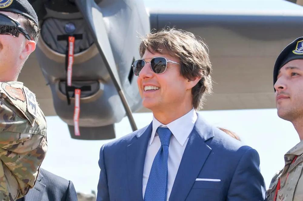 Đồng nghiệp bức xúc vì Tom Cruise hạ trực thăng tại phim trường-1