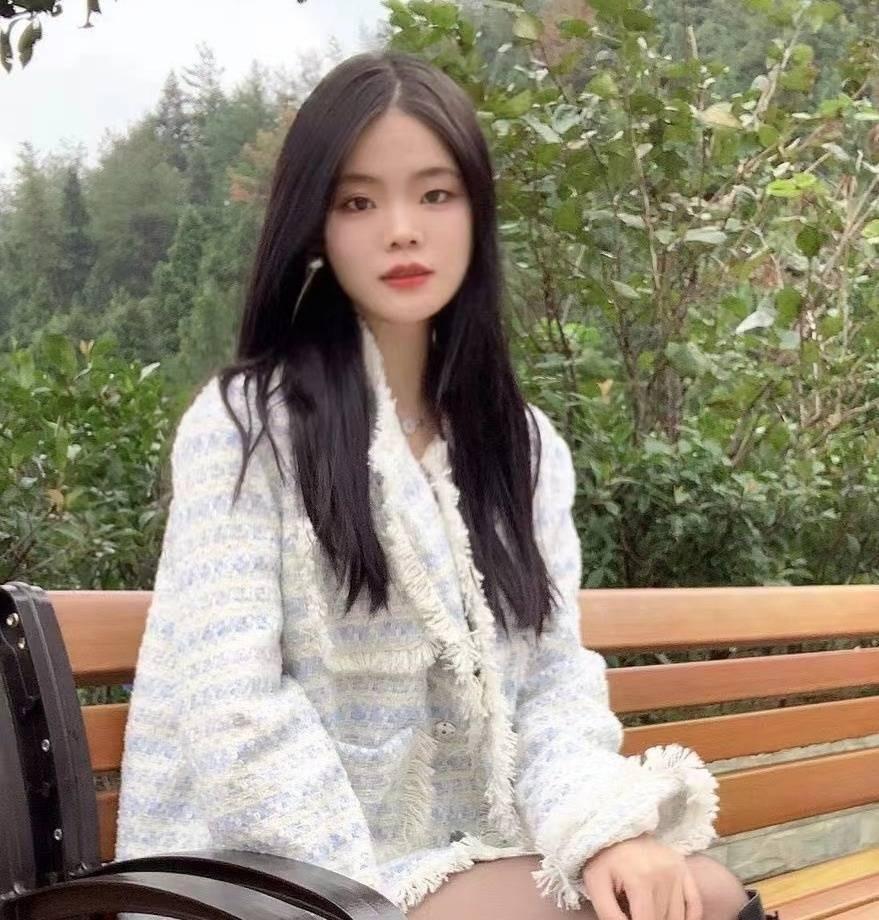 Cô gái trẻ chọn việc trông nghĩa trang, lương hơn 10 triệu/tháng-1