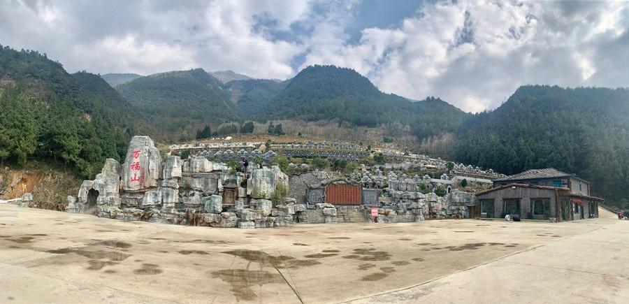 Cô gái trẻ chọn việc trông nghĩa trang, lương hơn 10 triệu/tháng-3