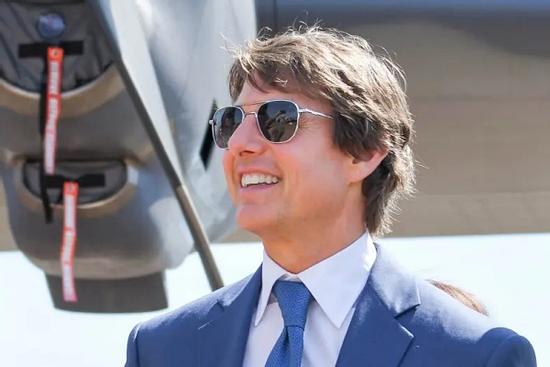 Đồng nghiệp bức xúc vì Tom Cruise hạ trực thăng tại phim trường