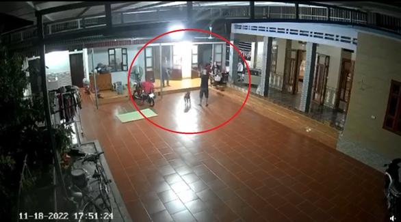 Ghen tuông, chồng cũ bắn 30 viên đạn chì vào ngực tình địch-2