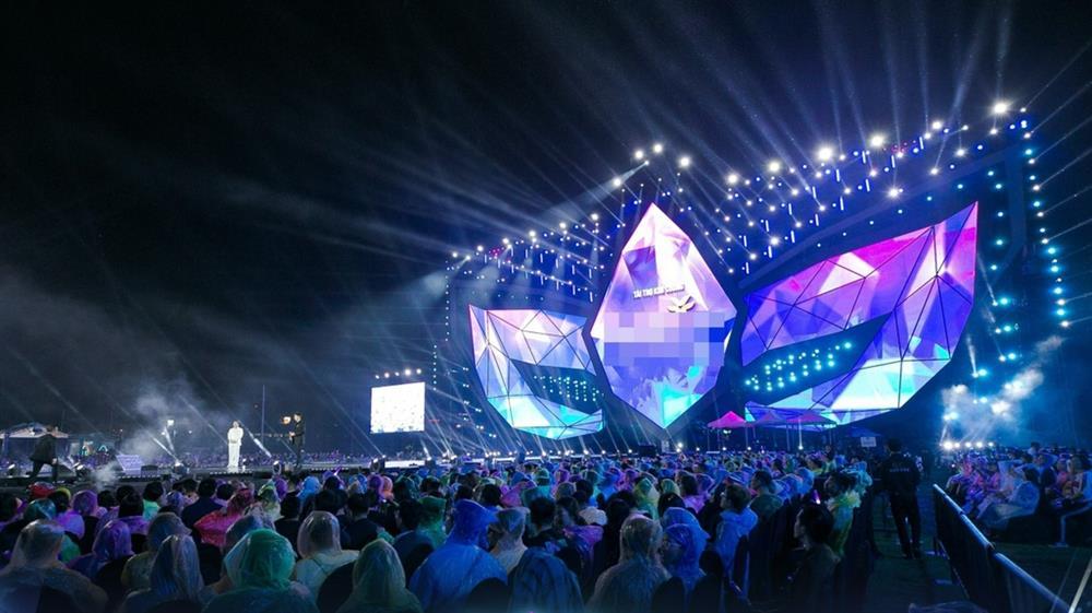 Đêm trao giải khó hiểu của Ca Sĩ Mặt Nạ-1