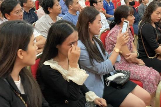 Phụ huynh bật khóc vụ học sinh trường iSchool Nha Trang ngộ độc