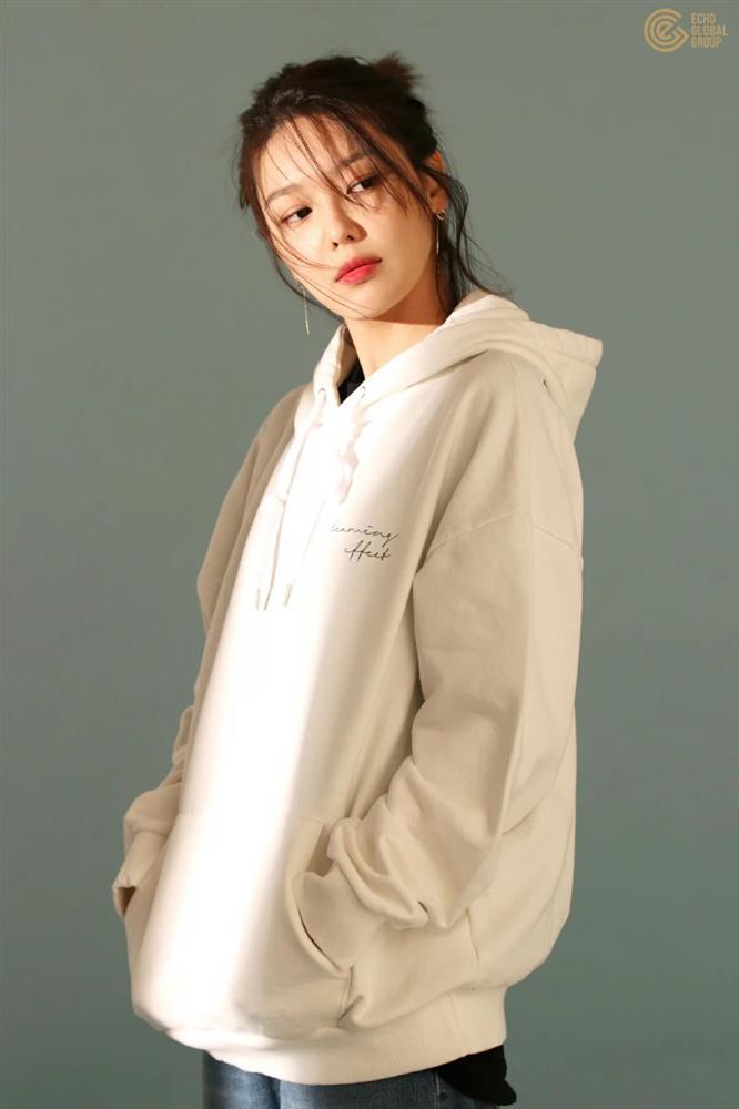 Học dàn sao Kbiz mix đồ với hoodie siêu chất-1