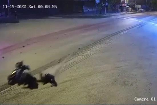 Xe máy lao như tên bắn vào xe tải, 2 thanh niên tử vong