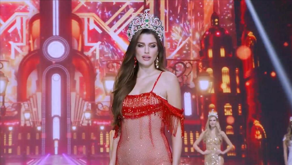 Miss Grand mặc đầm như vải màn, xách váy catwalk-2