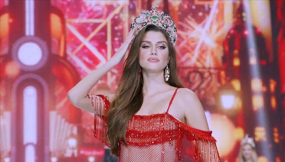 Miss Grand mặc đầm như vải màn, xách váy catwalk-3