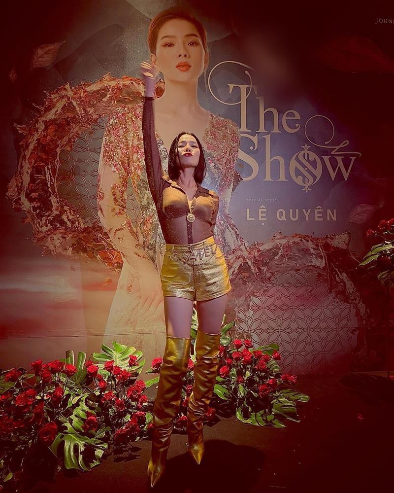 Lệ Quyên dẹp đầm dạ hội, mặc áo có như không, quần short đi hát-1