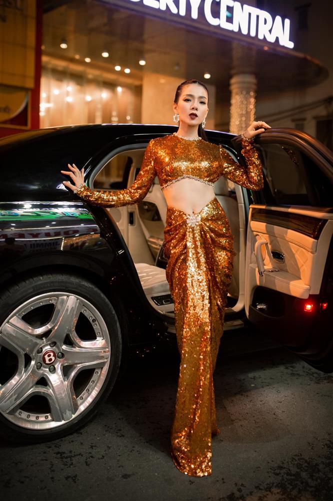 Lệ Quyên dẹp đầm dạ hội, mặc áo có như không, quần short đi hát-6