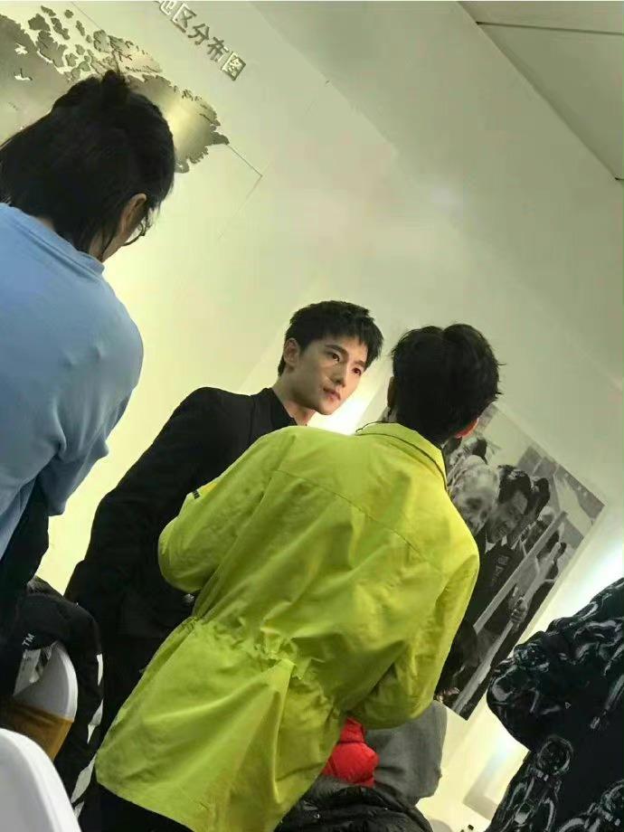 Ngoại hình đẹp trai bất chấp CAM thường của Dương Dương-4