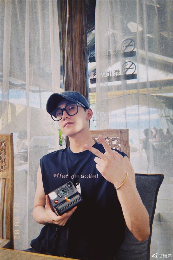 Ngoại hình đẹp trai bất chấp CAM thường của Dương Dương-7