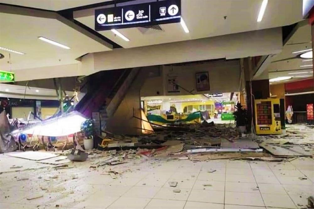 Trung tâm thương mại ở Hà Nội phát nổ, trần nhà bong tróc đổ sập-1