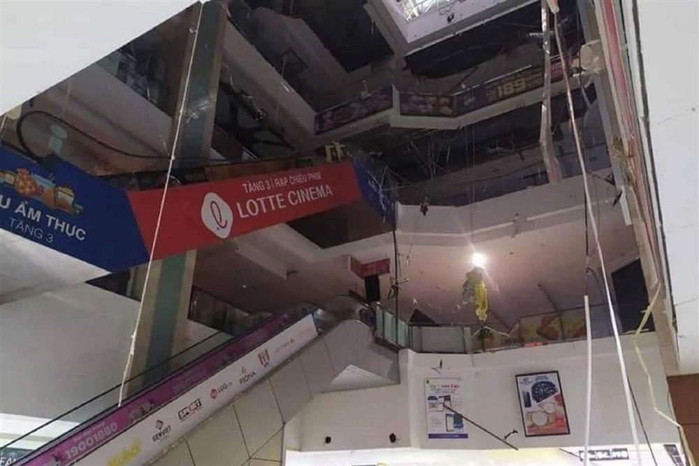 Trung tâm thương mại ở Hà Nội phát nổ, trần nhà bong tróc đổ sập-2