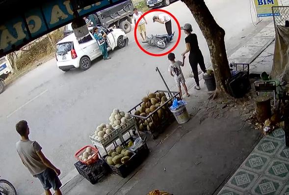 Clip: Bi hài thanh niên bị tông lộn vài vòng mới đội mũ bảo hiểm-3