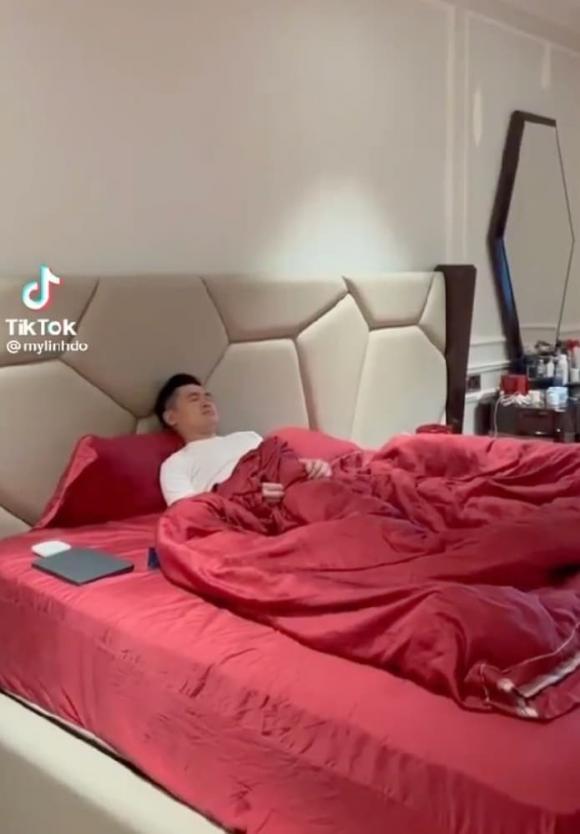 Ông xã Đỗ Mỹ Linh từ chủ tịch hóa TikToker hợp tác quay clip-1