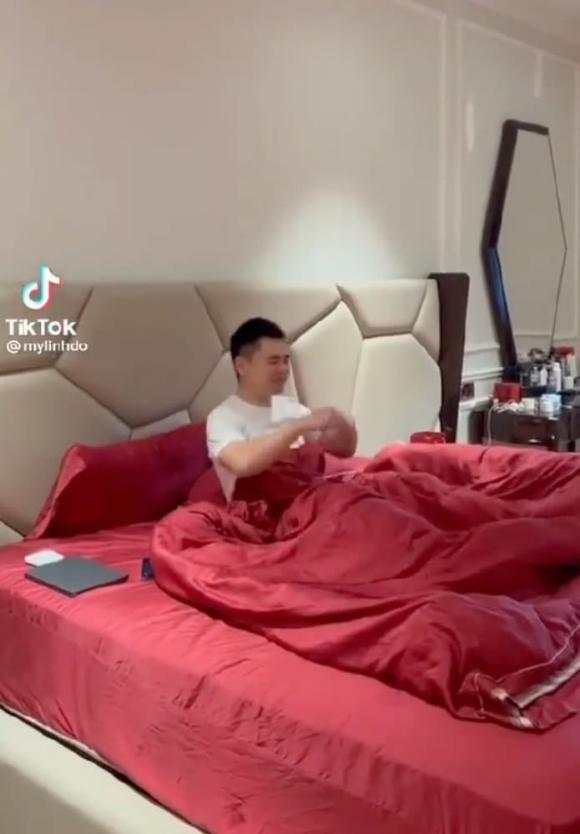 Ông xã Đỗ Mỹ Linh từ chủ tịch hóa TikToker hợp tác quay clip-2