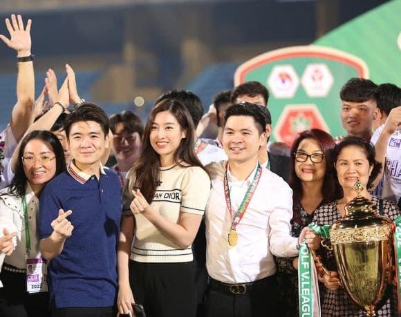 Ông xã Đỗ Mỹ Linh từ chủ tịch hóa TikToker hợp tác quay clip-6