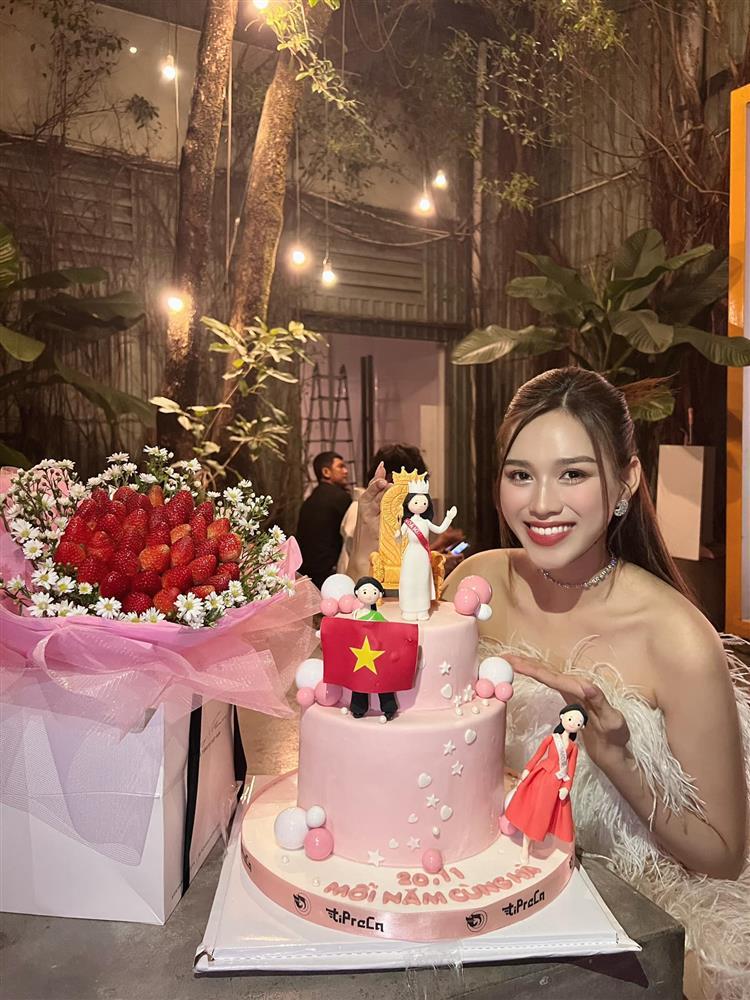 Đỗ Thị Hà kỷ niệm 2 năm đăng quang, quà cáp hot hơn nhan sắc-1