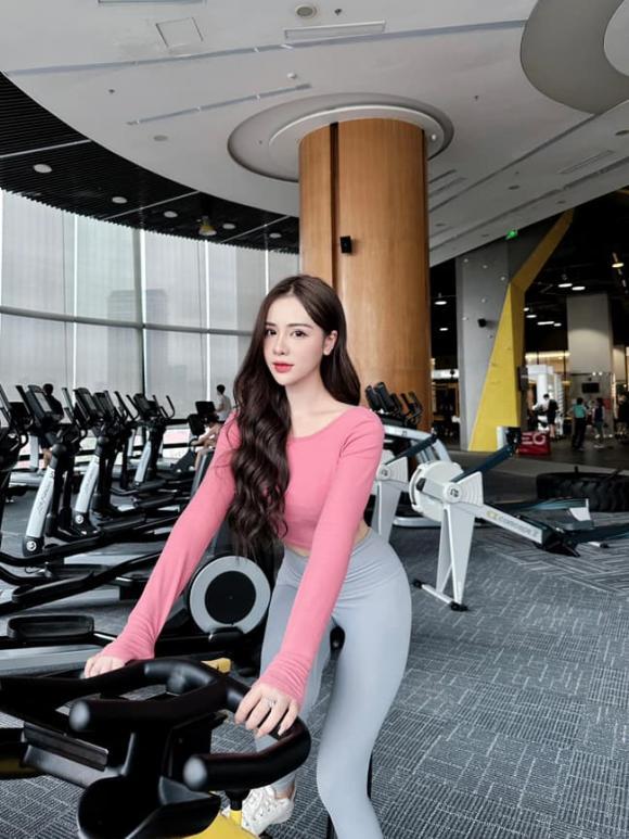 Danh tính hot girl mặc áo Brazil gây sốt ở Nóng Cùng World Cup-11