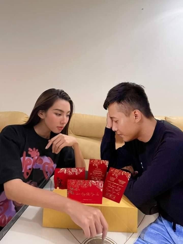 Thùy Tiên và Quang Linh Vlog gây cười với cảnh xem thiệp cưới-4