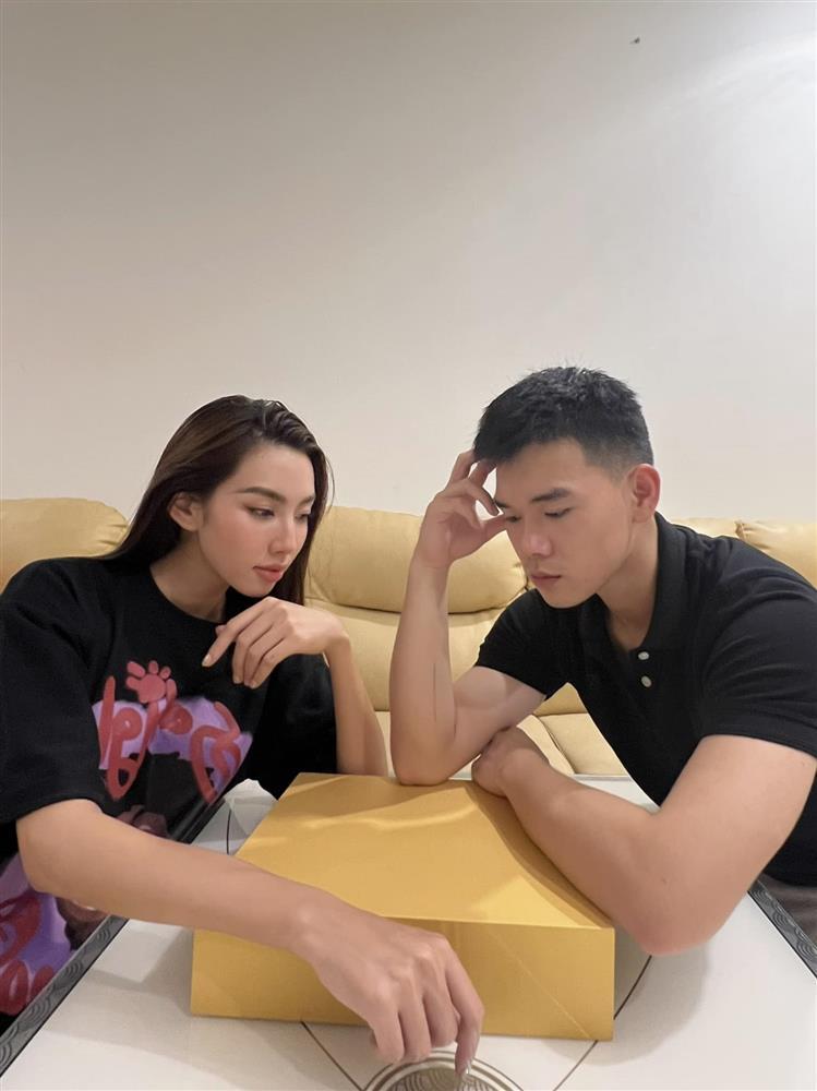 Thùy Tiên và Quang Linh Vlog gây cười với cảnh xem thiệp cưới-2