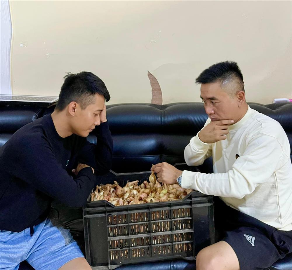 Thùy Tiên và Quang Linh Vlog gây cười với cảnh xem thiệp cưới-3