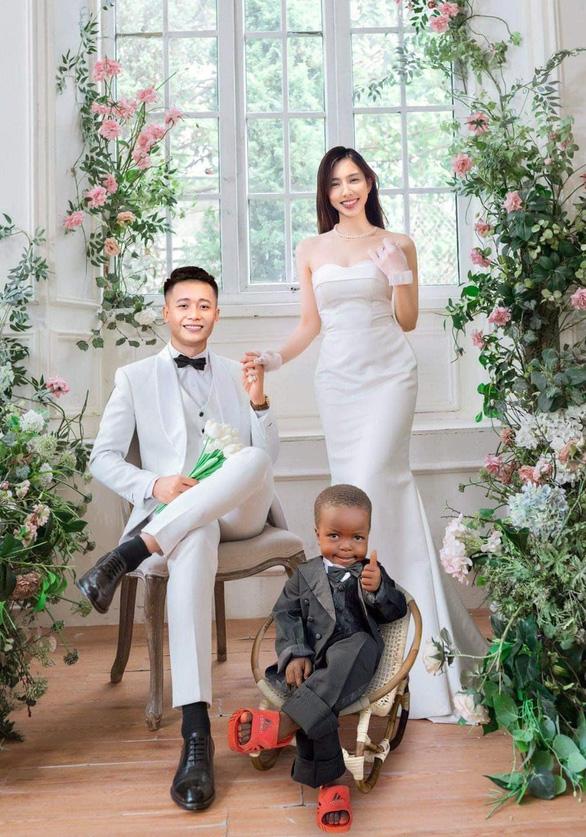 Thùy Tiên và Quang Linh Vlog gây cười với cảnh xem thiệp cưới-6