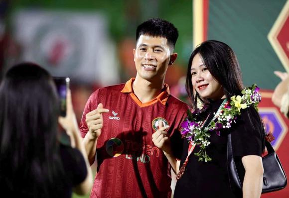 Vợ chưa cưới Đình Trọng lần đầu khoe ảnh bầu vượt mặt-1