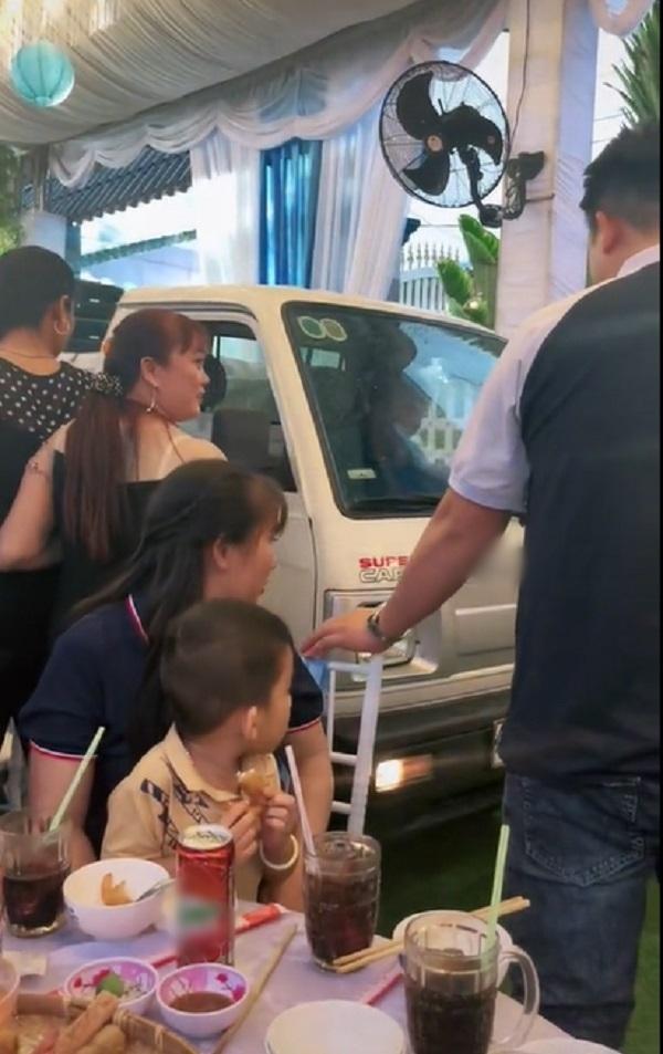 Dựng rạp cưới chắn hết đường, cô gái hú hồn khi xe tải xuất hiện-2