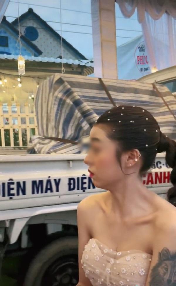 Dựng rạp cưới chắn hết đường, cô gái hú hồn khi xe tải xuất hiện-3