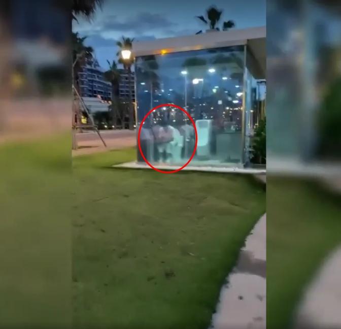 Đi WC không đọc hướng dẫn, thanh niên phơi bàn tọa giữa công viên-1